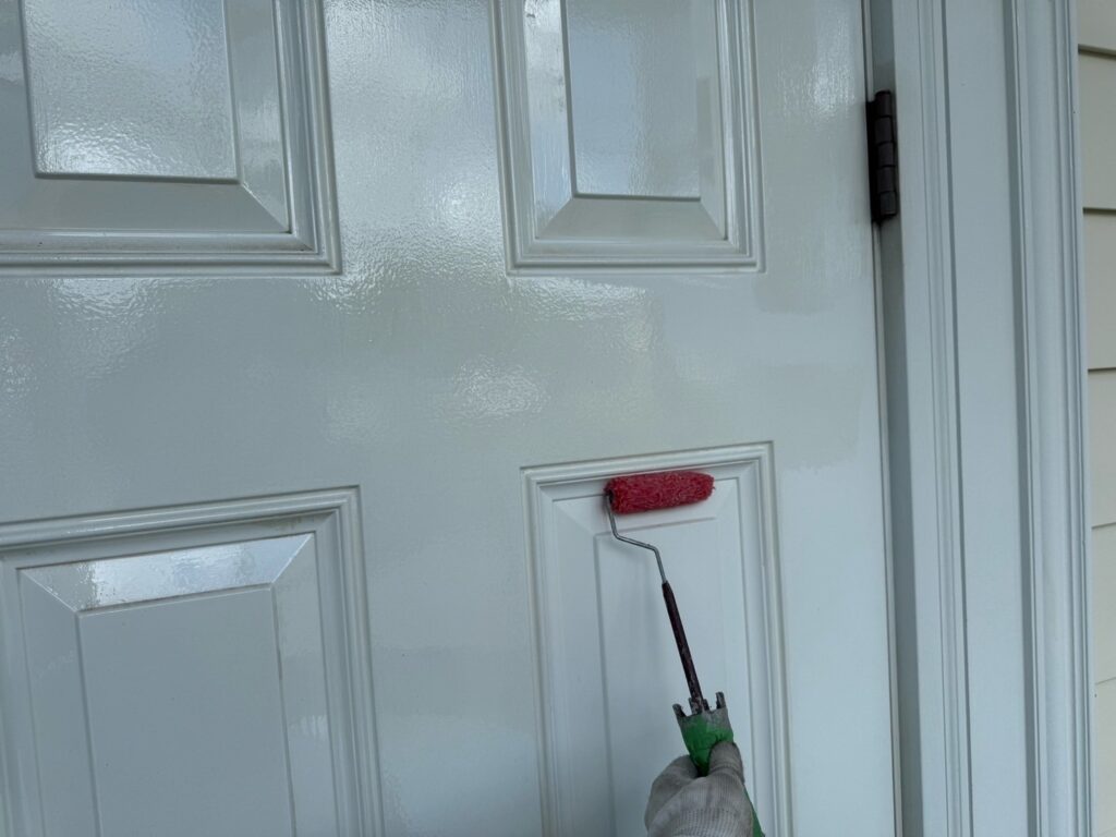 玄関ドア：下塗り<br />
（通常は2回塗りが多いいですが、弊社は痛みやすい個所は強化シーラーを塗り、より耐久性を強くしています。）